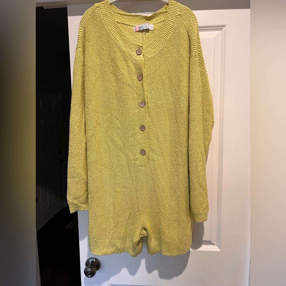 Free People Beach Sweater Romper – NWT
Size: Small